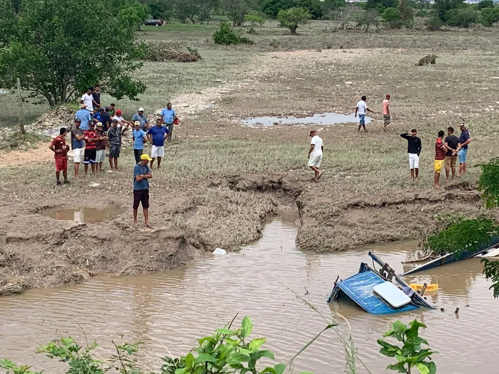 Bombeiros encerram buscas por vítimas em cratera aberta pela chuva em rodovia de Sergipe