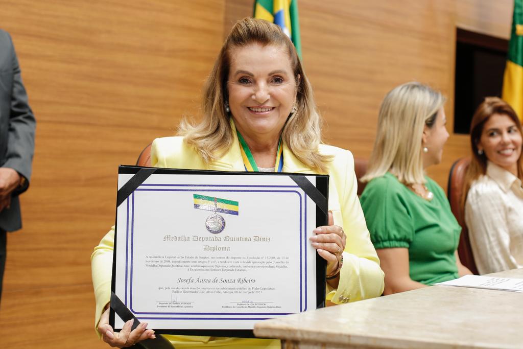 Deputada Áurea Ribeiro é homenageada pela Alese com a “Medalha Quintina Diniz”.