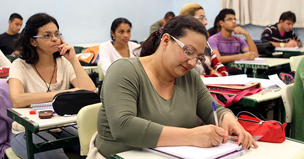Nas escolas, 900 mil brasileiros com mais de 40 anos buscam alfabetização e enfrentam preconceito e sobrecarga emocional