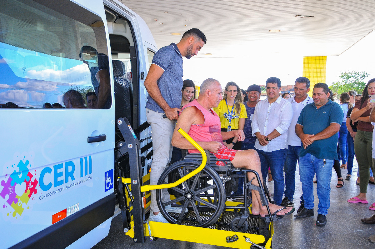 Mais uma conquista: Prefeitura de Lagarto realiza a entrega de uma nova van adaptada para os usuários do CER III