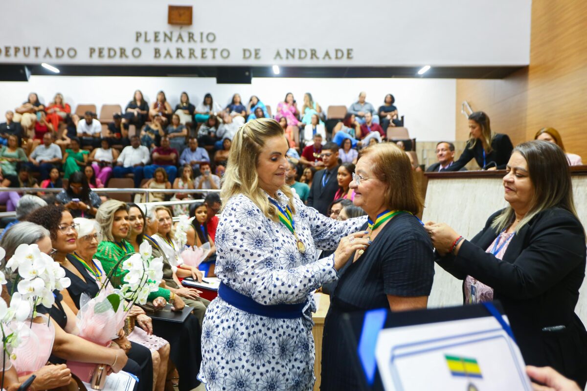 Por indicação de Áurea Ribeiro, professora lagartense é homenageada na Alese