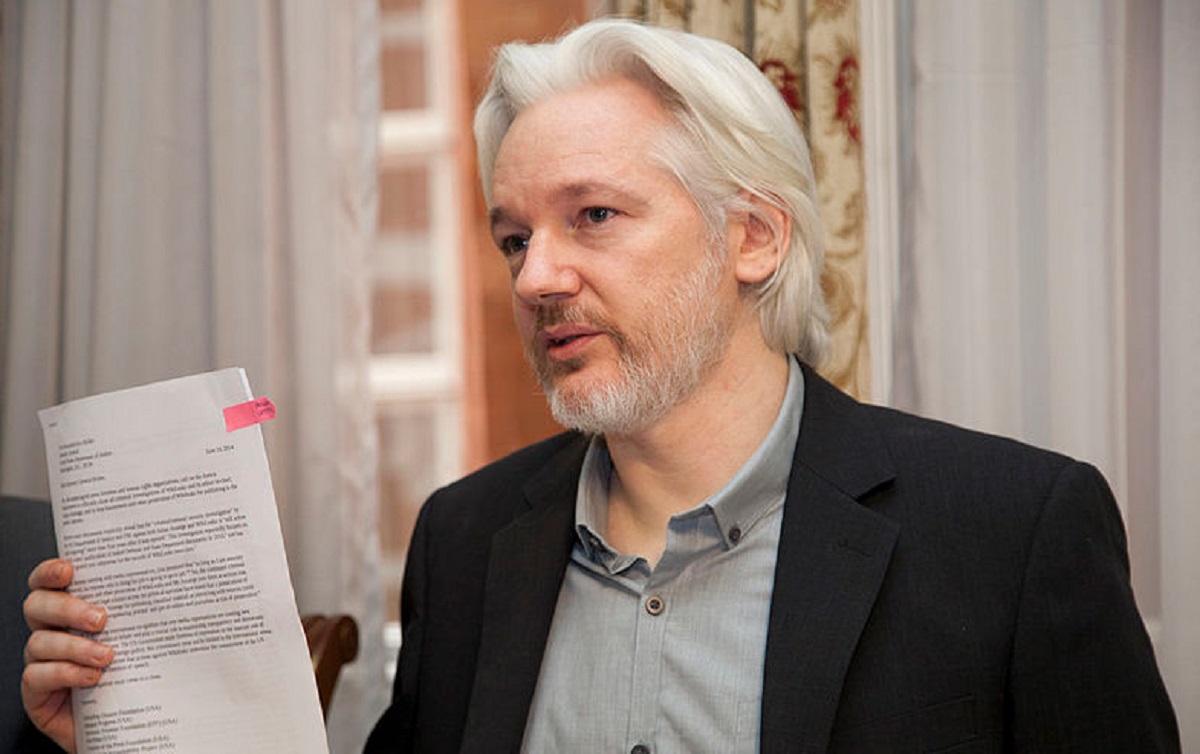 Julian Assange, fundador do WikiLeaks, é solto após acordo com os EUA