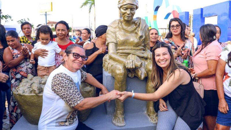 Prefeita Hilda Ribeiro inaugura monumento que homenageia as raspadeira de mandioca na nova rotatória