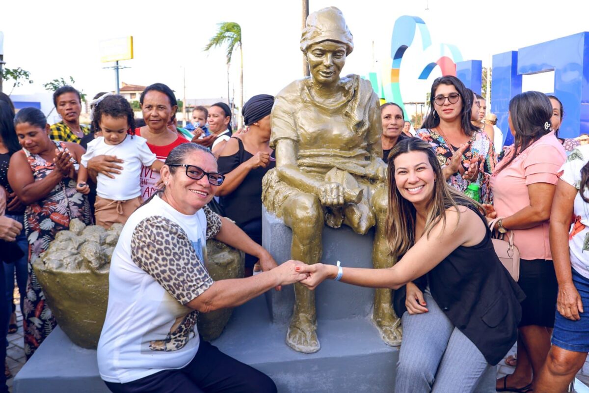 Prefeita Hilda Ribeiro inaugura monumento que homenageia as raspadeira de mandioca na nova rotatória