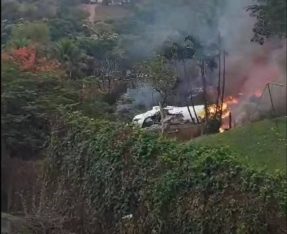 Avião da Voepass com 62 pessoas a bordo cai em Vinhedo (SP)